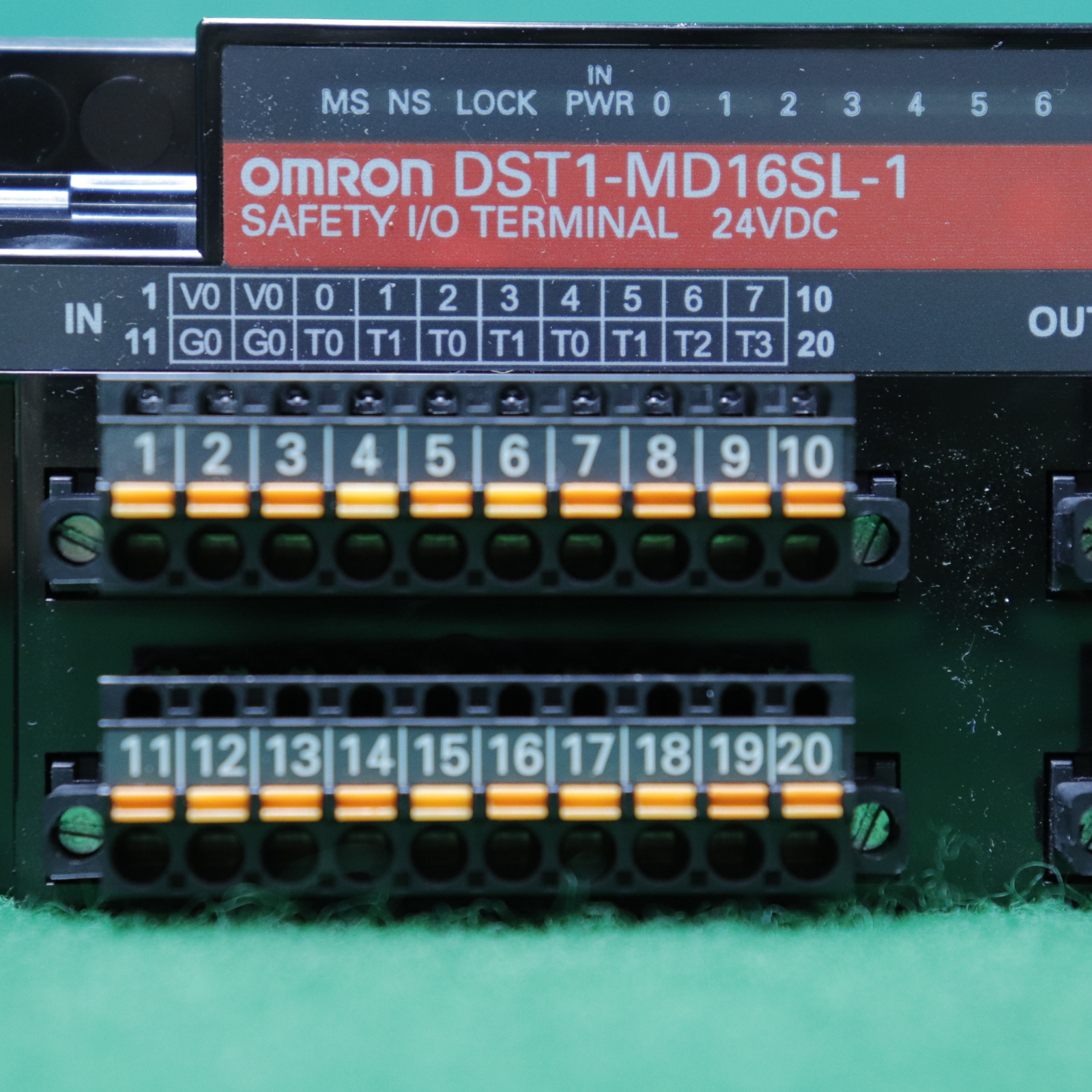 [중고] DST1-MD16SL-1 옴론 세이프티 터미널 24VDC